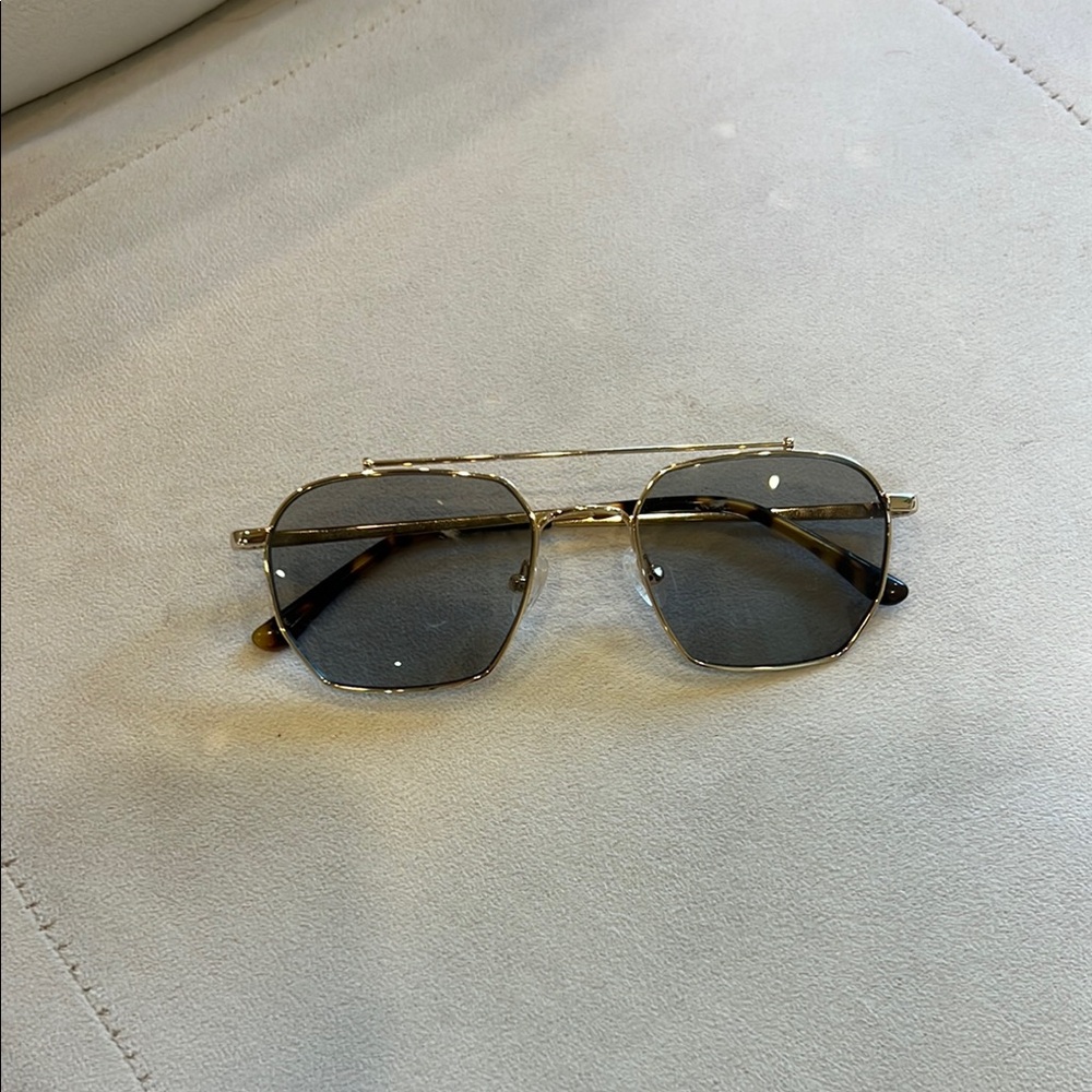 VEHLA Gold and Black Sunglasses